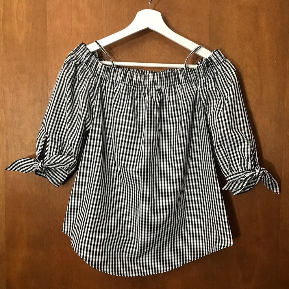 IZBYER Size Small Black and White Off-Shoulder (with straps) 3/4 Sleeve Blouse